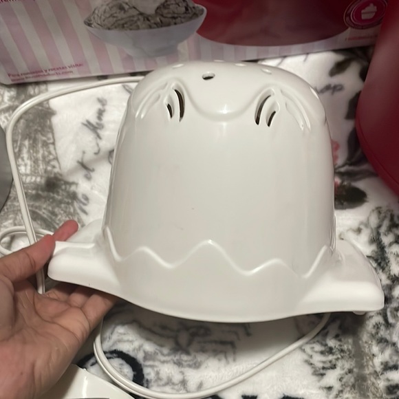 Ice Cream Maker - Picture 12 of 17